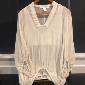 Diane Von Furstenberg flowing blouse in the color cloud size (0)